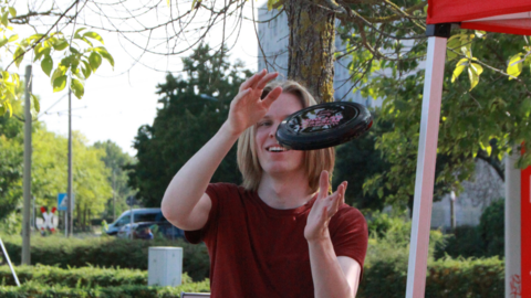 Ray Wieber fängt eine Frisbee an einem Wahlkampfstand in Brandenburg an der Havel.